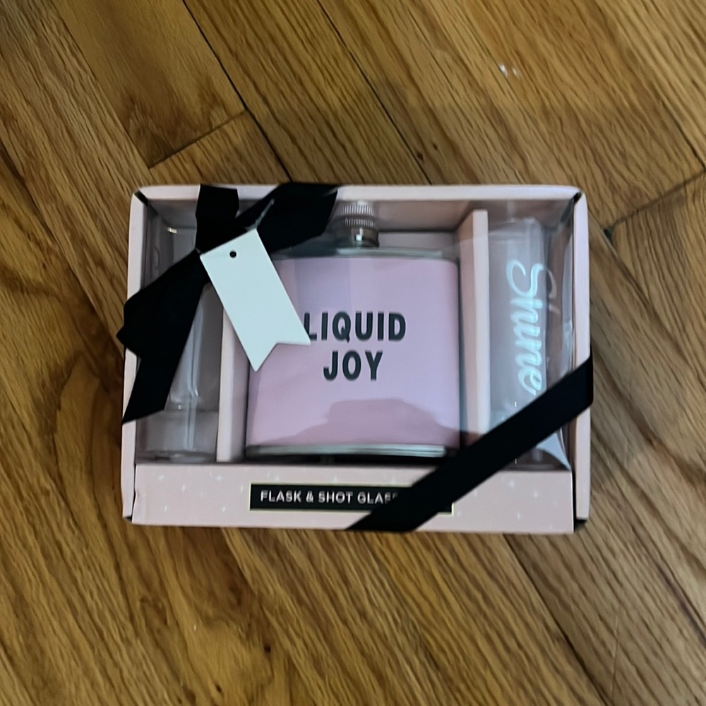 Flask and shot glasses set